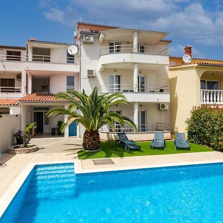 Apartments And Rooms Alenka Banjole Exterior photo