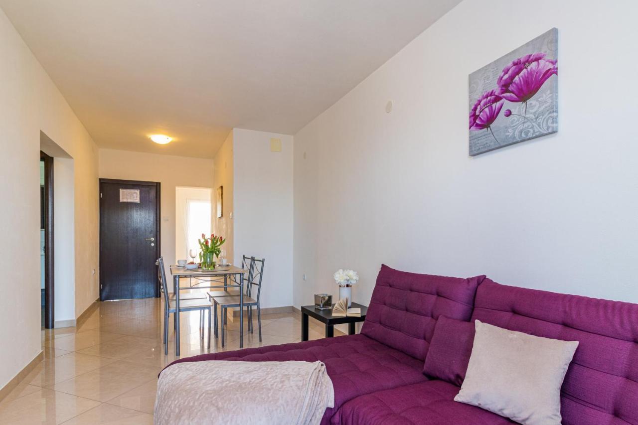 Apartments And Rooms Alenka Banjole Exterior photo