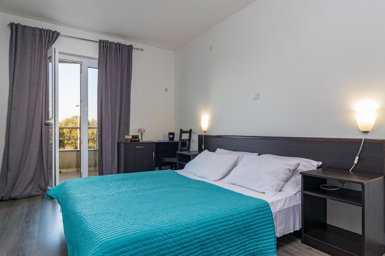 Apartments And Rooms Alenka Banjole Exterior photo