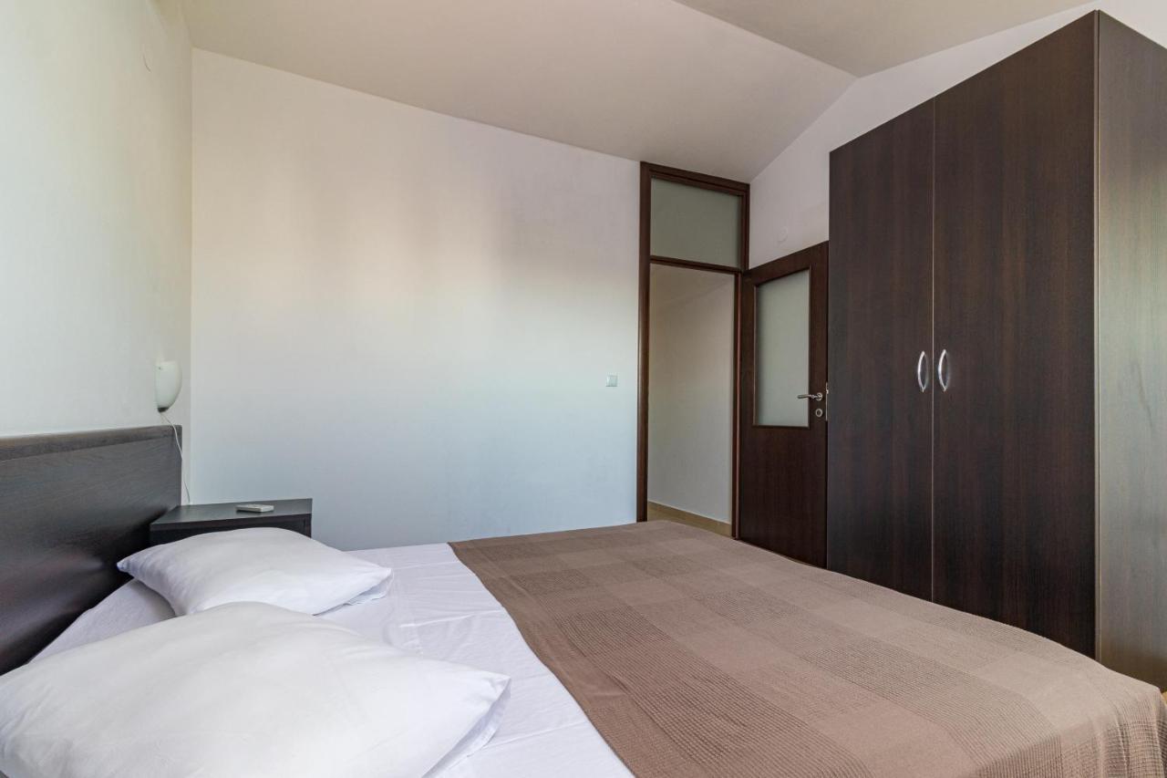 Apartments And Rooms Alenka Banjole Exterior photo