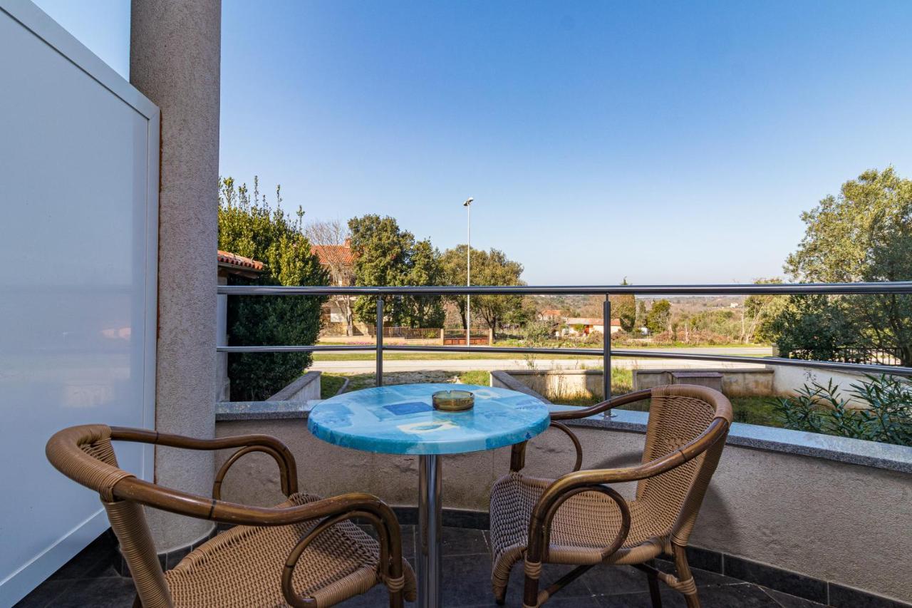 Apartments And Rooms Alenka Banjole Exterior photo