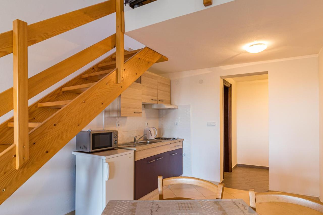 Apartments And Rooms Alenka Banjole Exterior photo