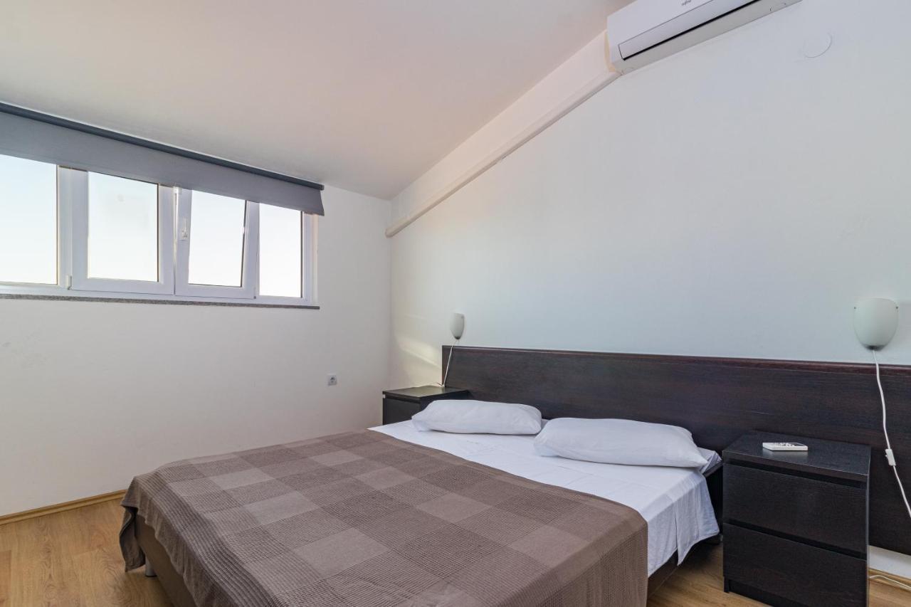 Apartments And Rooms Alenka Banjole Exterior photo