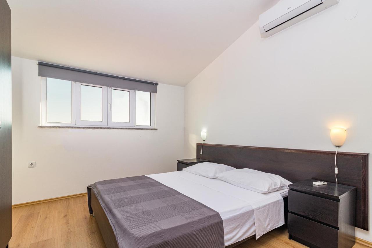 Apartments And Rooms Alenka Banjole Exterior photo