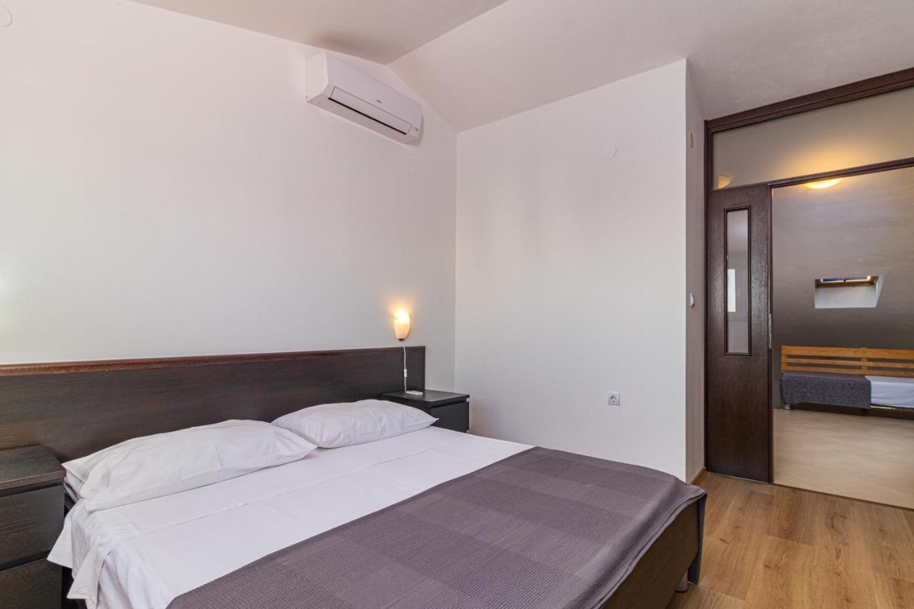 Apartments And Rooms Alenka Banjole Exterior photo