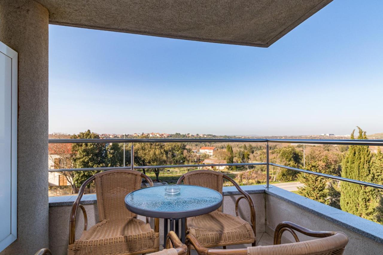 Apartments And Rooms Alenka Banjole Exterior photo