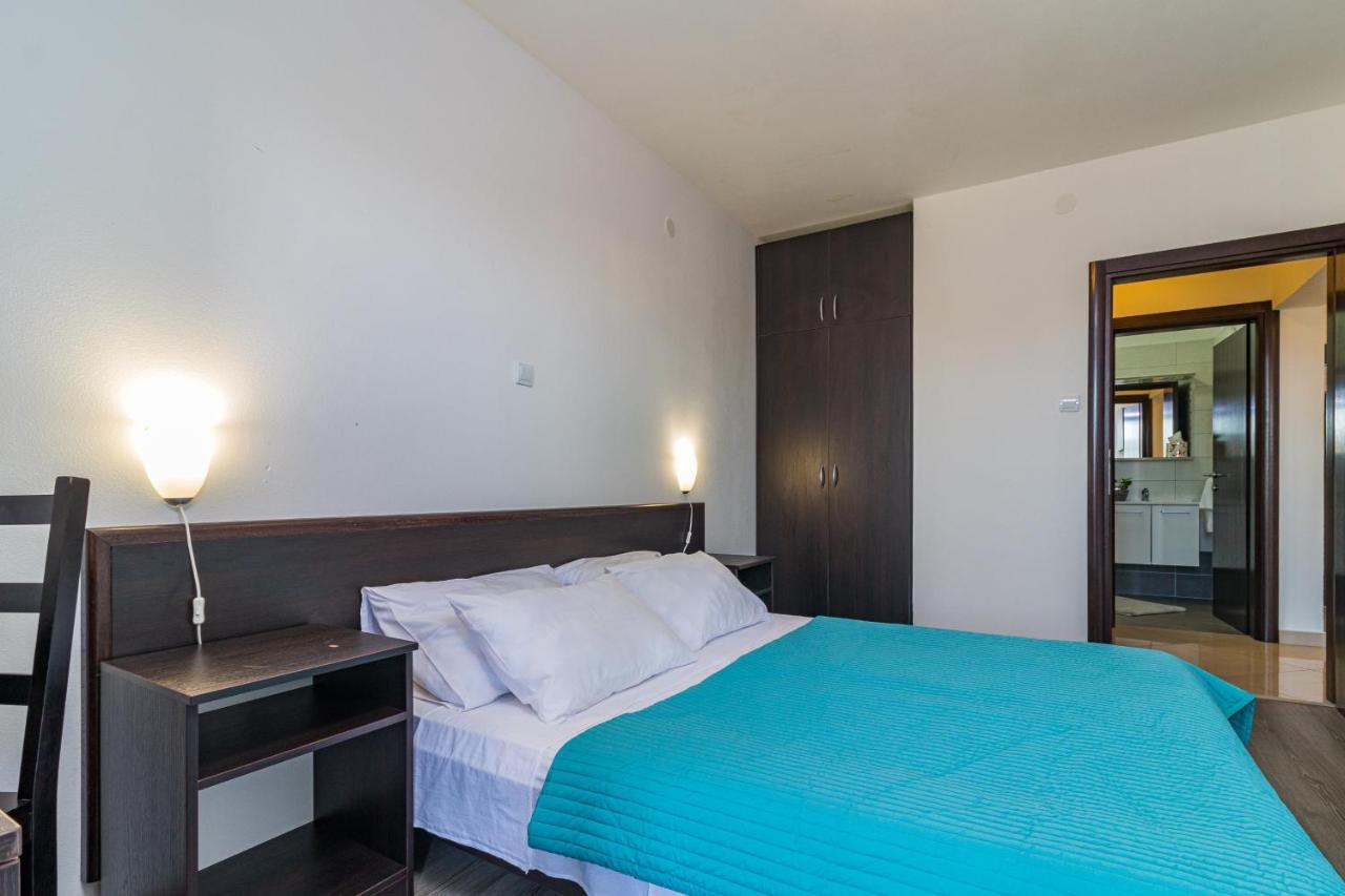 Apartments And Rooms Alenka Banjole Exterior photo