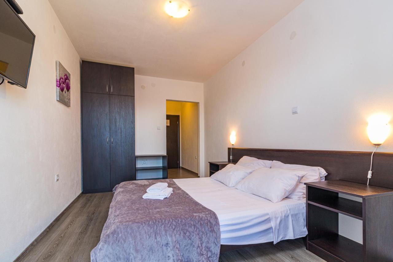 Apartments And Rooms Alenka Banjole Exterior photo