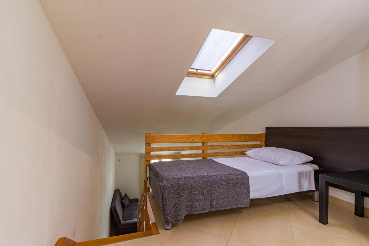 Apartments And Rooms Alenka Banjole Exterior photo
