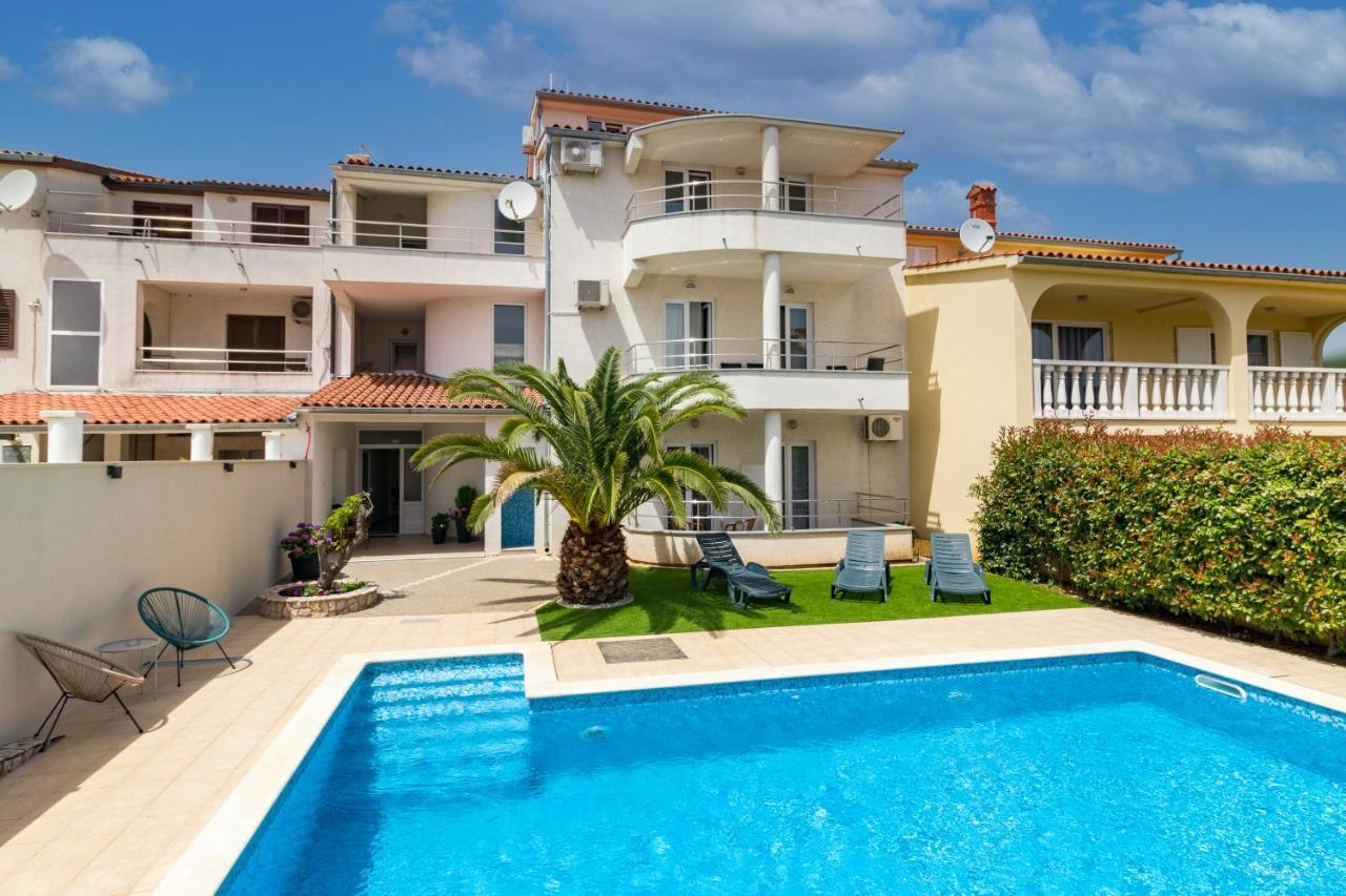 Apartments And Rooms Alenka Banjole Exterior photo