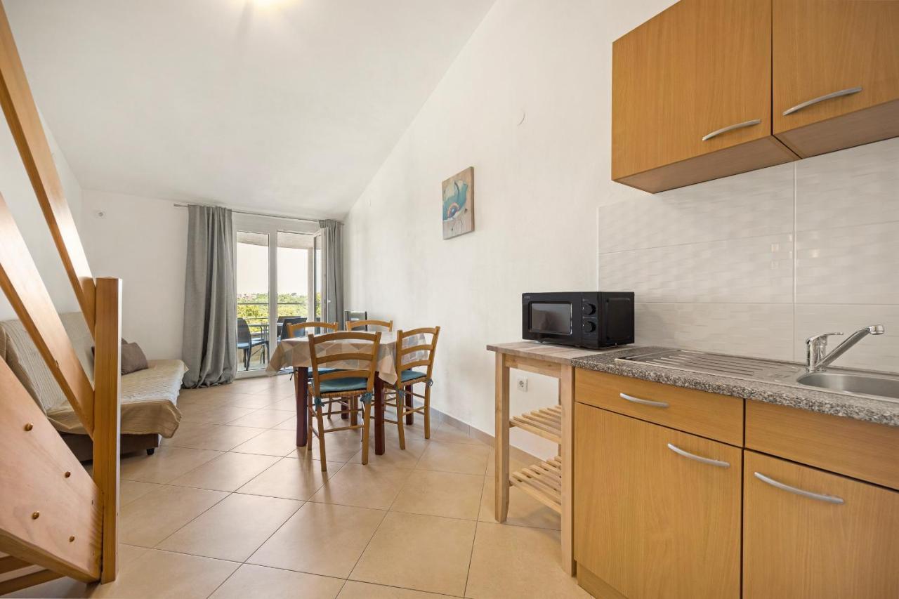 Apartments And Rooms Alenka Banjole Exterior photo