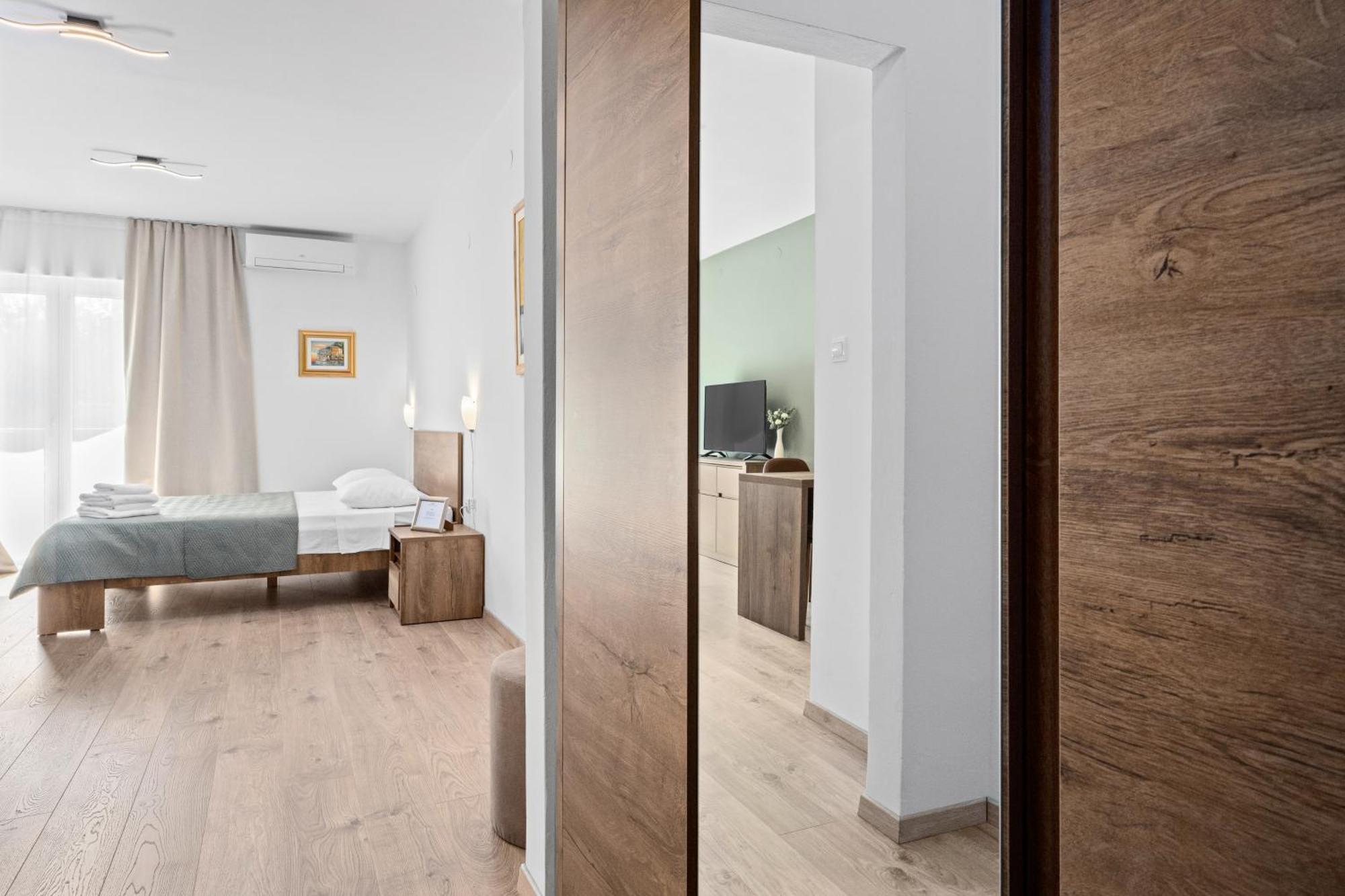 Apartments And Rooms Alenka Banjole Exterior photo